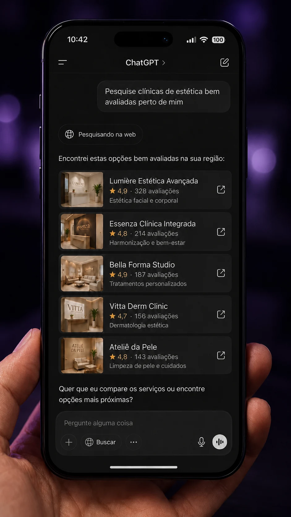 Celular mostrando o ChatGPT pesquisando na web e respondendo com uma lista de clínicas de estética bem avaliadas na região.
